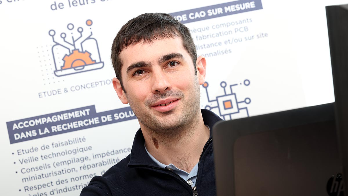 Portrait de face d'Erwan Dureau responsable du bureau d'études de CAO électronique